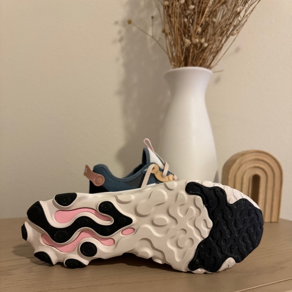 REVOVLE NIKE REACT ART3MIS RTL SNEAKER - Picture 4 of 11
